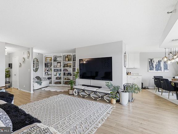5th image of 1600 N Oak St APT 1122