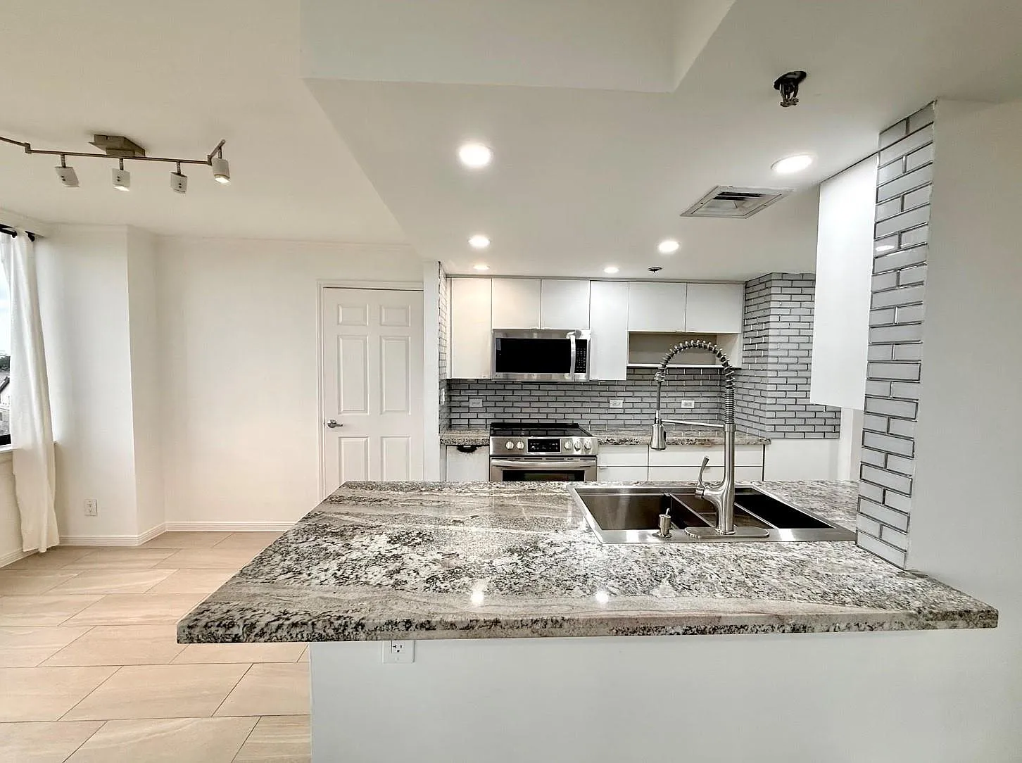 2 bed, 2.0 bath, 1095 sqft, $2,000 — Photo 2