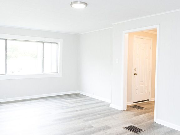 2nd image of 902 W 38th St