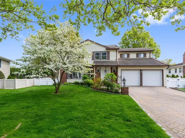 6 Country Village Lane, New Hyde Park, NY 11040