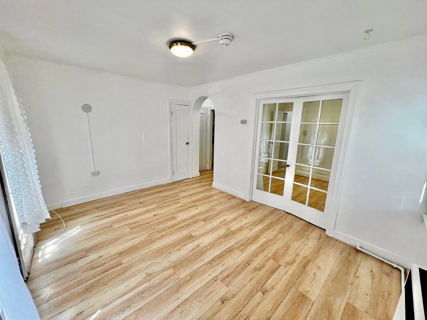 932 S Berendo St — Photo 3