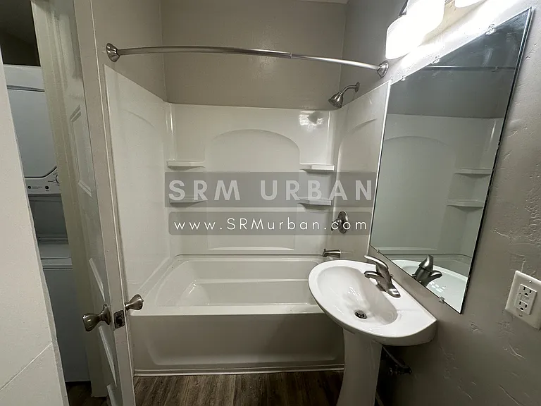 2027 Front St #6 — Photo 7