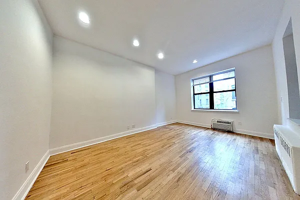 Rented by Bond New York | media 5