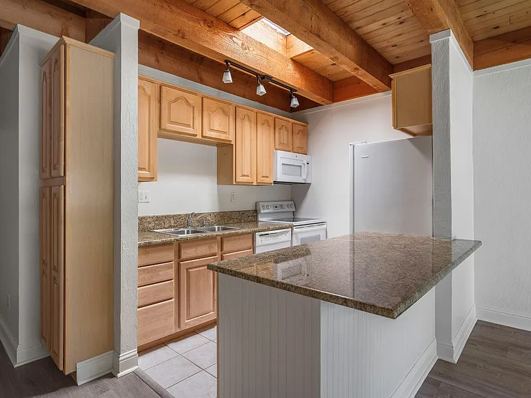861 Southwood Blvd #30 — Photo 10