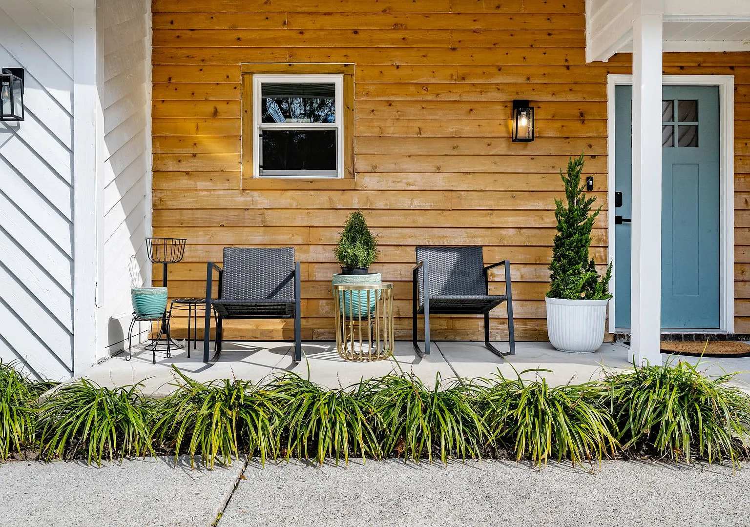 The Lemon House: A Designer Coastal Retreat on James Island — Photo 2