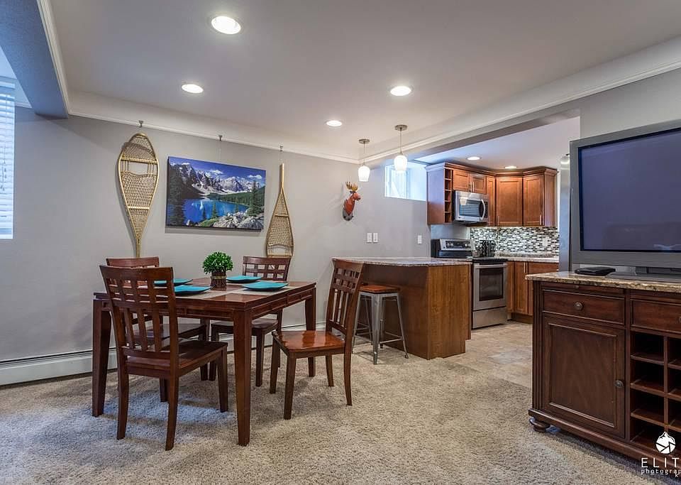 Dining area to kitchen