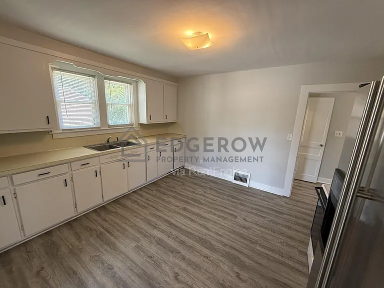 38 W Washington Ave — Photo 2