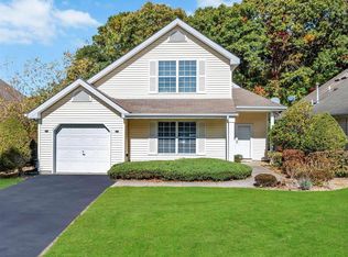 17 Saddlebrook Ct, Middle Island, NY 11953