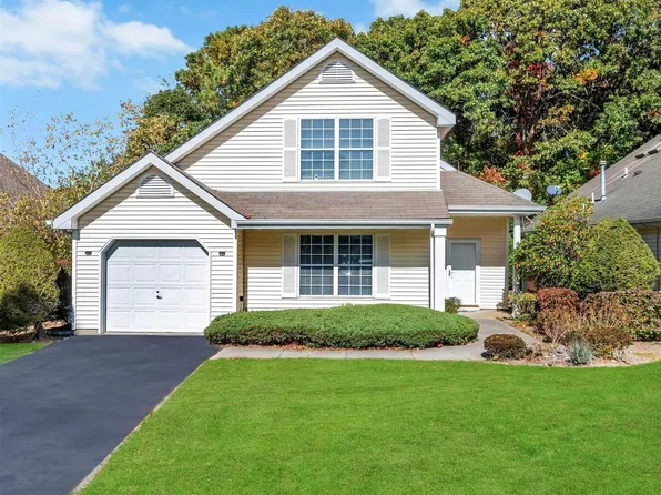 17 Saddlebrook Court, Middle Island, NY 11953