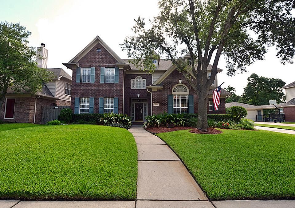A large front yard with great sidewalk entry and plenty of space for outdoor fun.