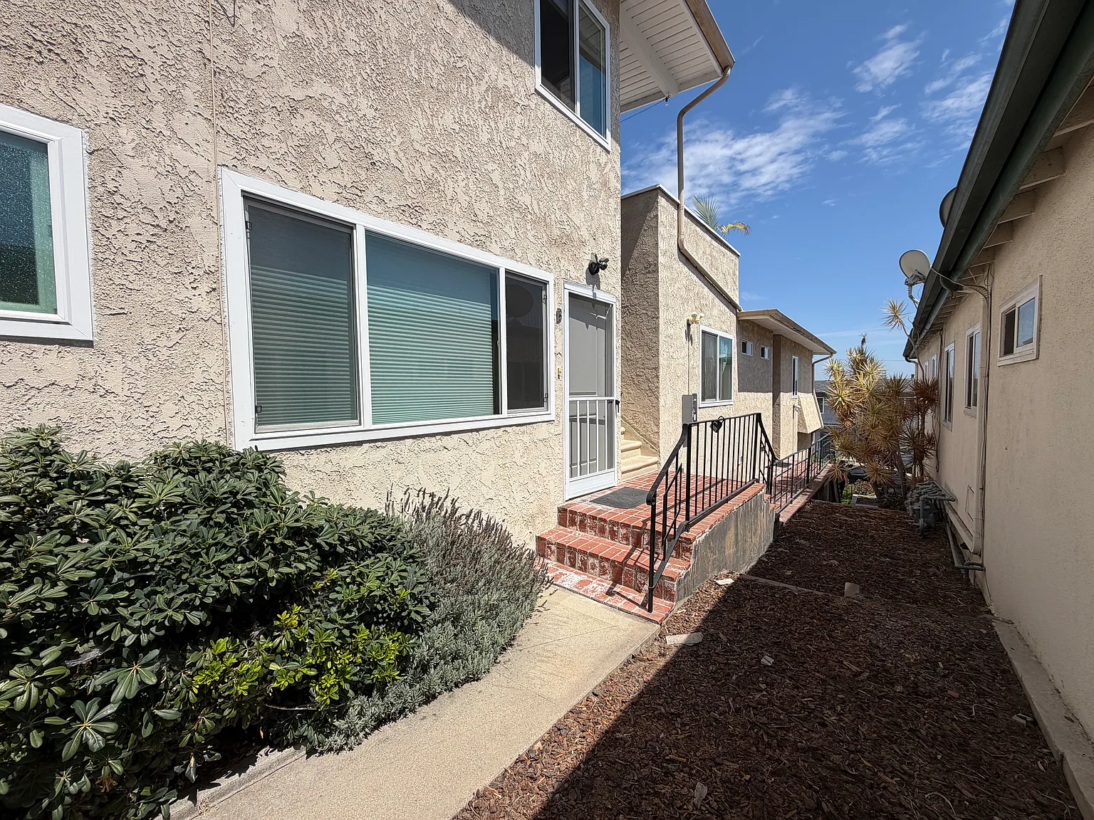 3 bed, 1200 sqft, $4,295 — Photo 2