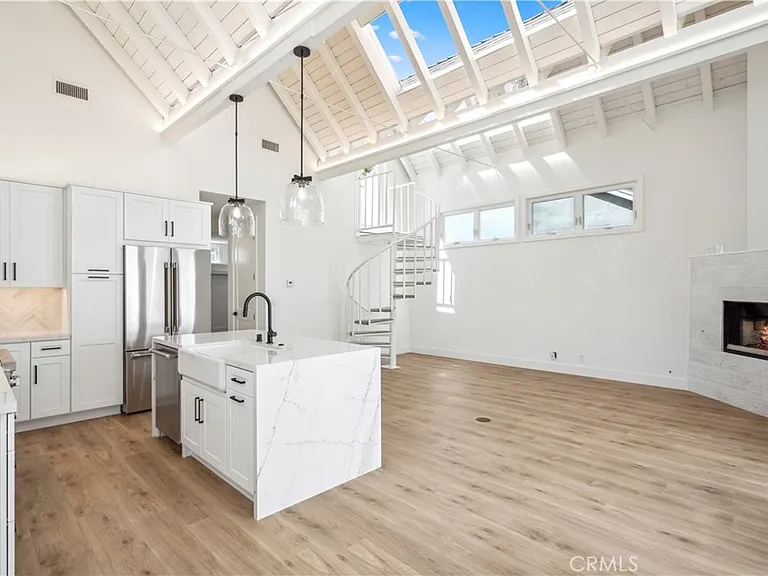 439 1/2 Carnation Ave — Photo 2