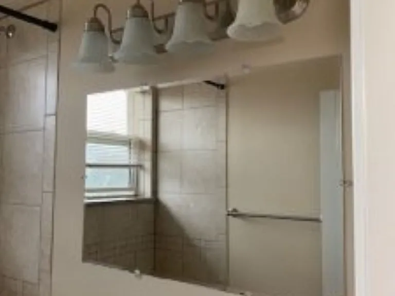 Plenty od sunlight and lighting in the bathroom.