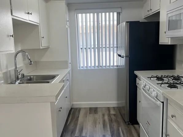 18560 Burbank Blvd APT 2, Tarzana, CA 91356