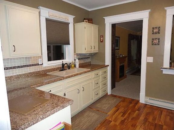2nd image of 801 Oak St