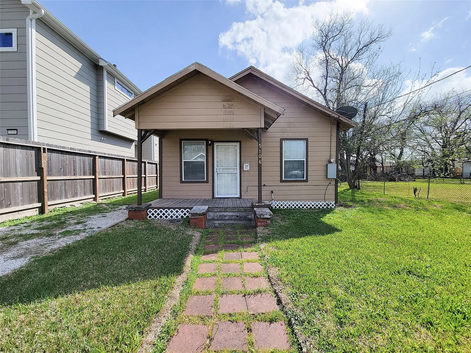 2 bed, 1.0 bath, 851 sqft, $1,300 — Photo 1