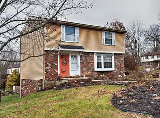1749 Grove Crest Dr, Pittsburgh, PA