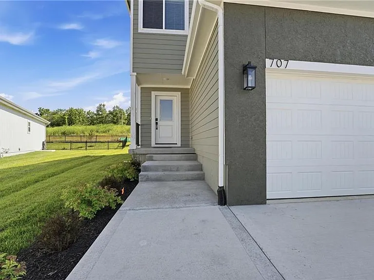 707 Glenn Cir — Photo 2