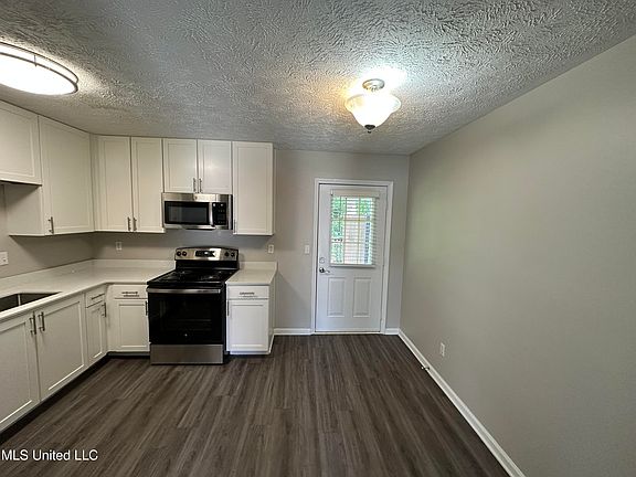 4th image of 300 Carver Dr