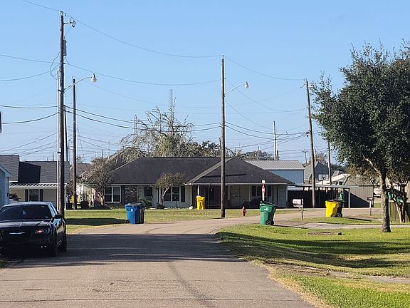 4th image of 59220 Evangeline Ave