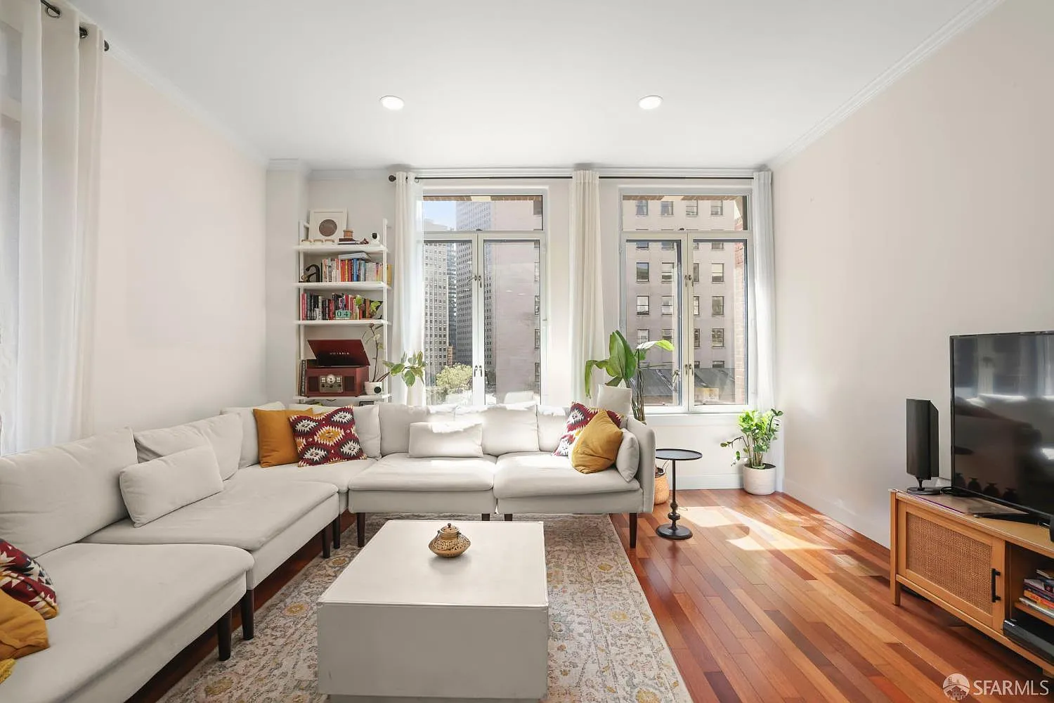 2 bed, 2.0 bath, 985 sqft, $7,950 — Photo 4