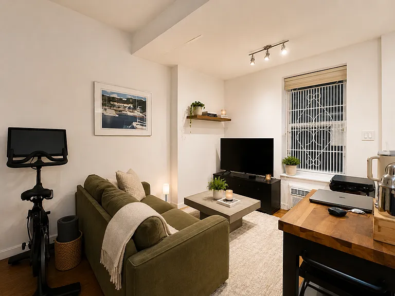 206 E 81st St #1B — Photo 1