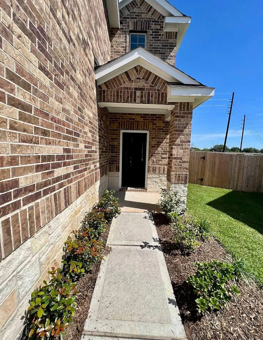 5 bed, 4.0 bath, 2573 sqft, $2,750 — Photo 2