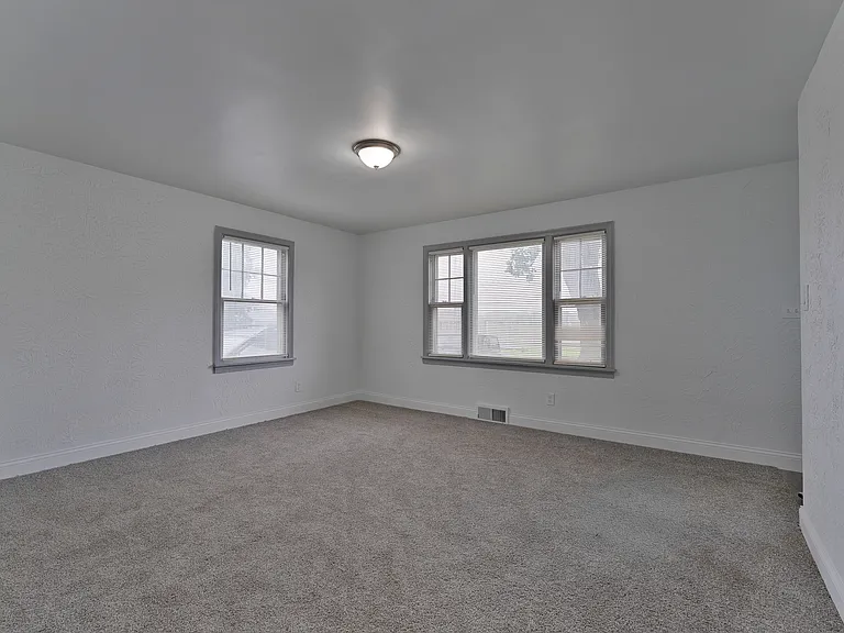 1539 Weston Ave — Photo 7
