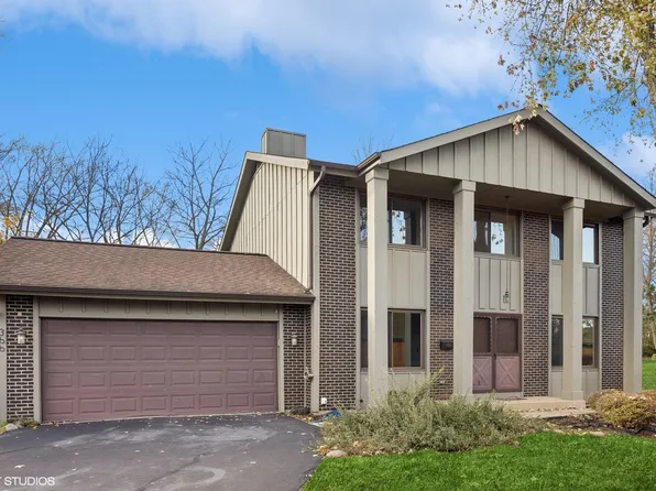 366 Ventura Club Dr, Roselle, IL 60172