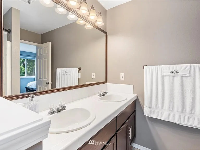 1162 Edmonds Pl NE — Photo 8