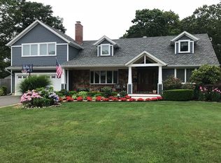 39 Jones Dr, Sayville, NY 11782