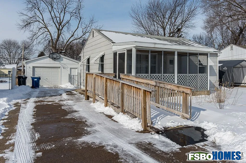 448 5th St E photo 1