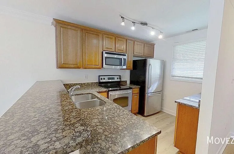 1336 Green Oaks Ln #E — Photo 3