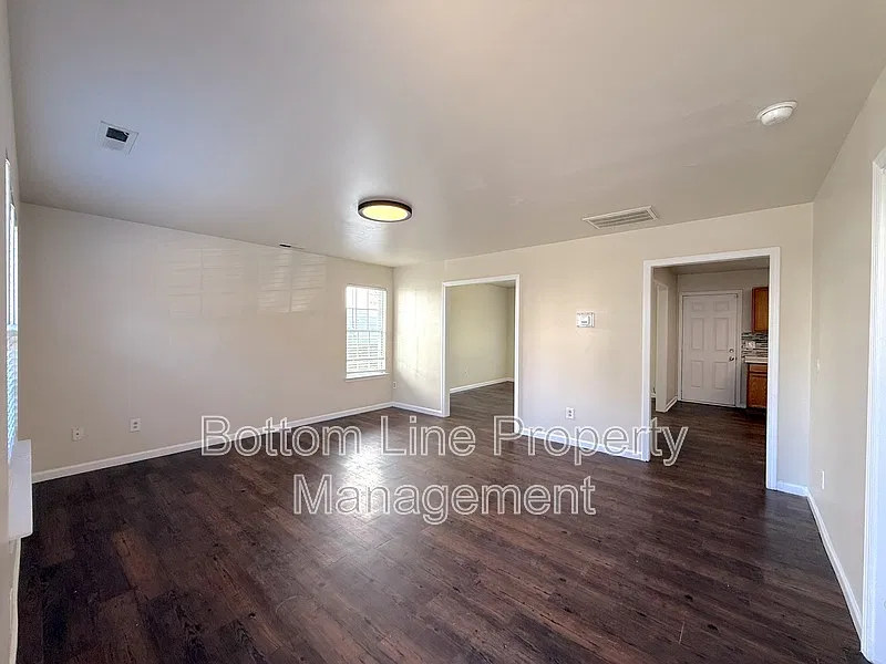 4 bed, 2.5 bath, 1496 sqft, $1,700 — Photo 3