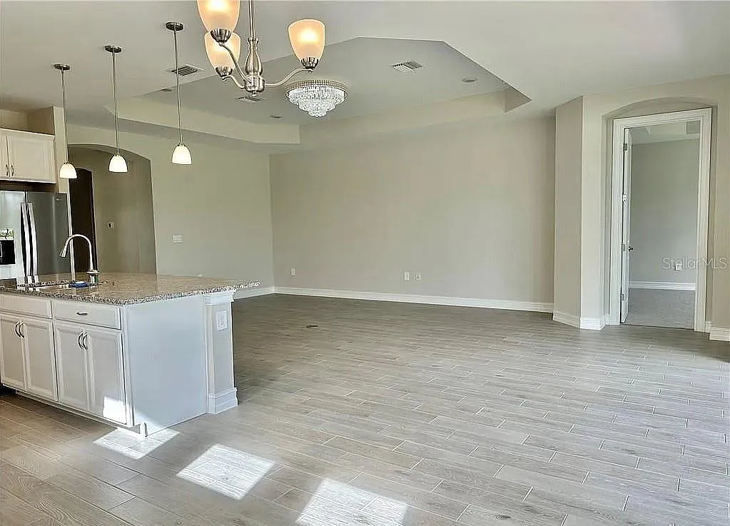 4 bed, 2.5 bath, 2194 sqft, $2,500 — Photo 2