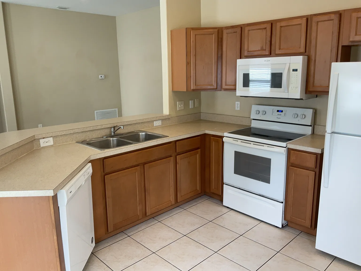 4 bed, 2.0 bath, 1946 sqft, $2,295 — Photo 3