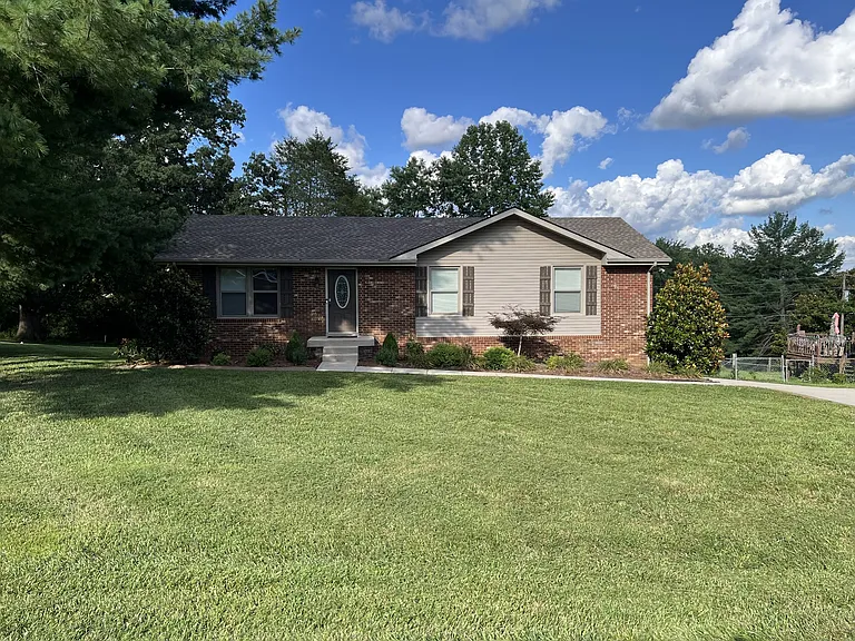307 Swan Lake Dr — Photo 2