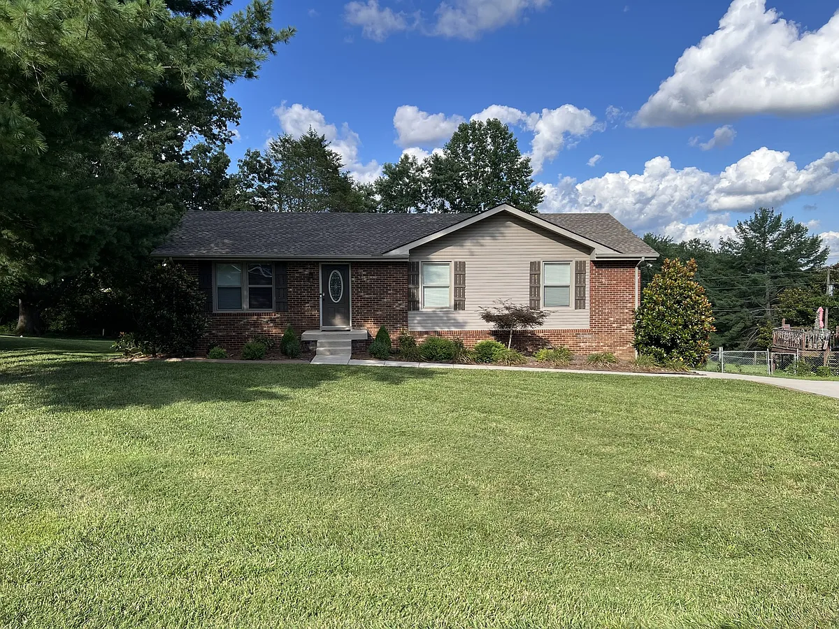 Building Photo - 307 Swan Lake Dr