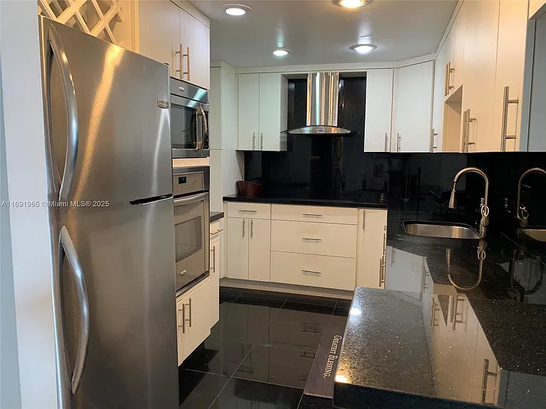 500 Bayview Dr #620 — Photo 6