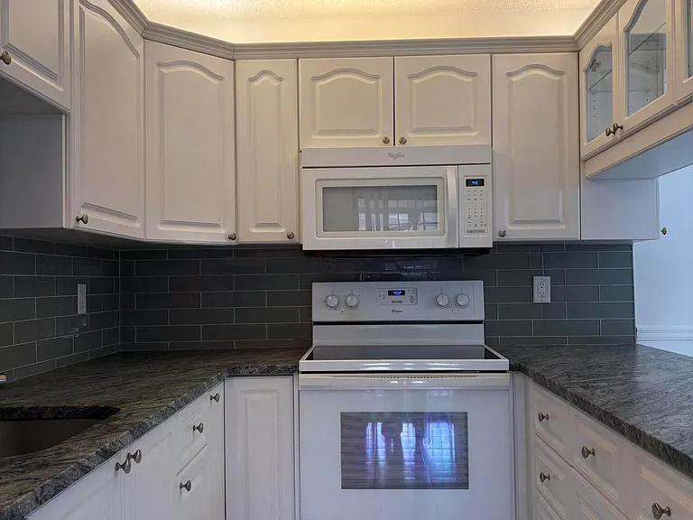 203 SE Camelot Gardens Blvd #C — Photo 4
