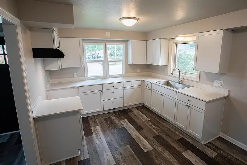 3 bed, 1.0 bath, 1089 sqft, $1,649 — Photo 2