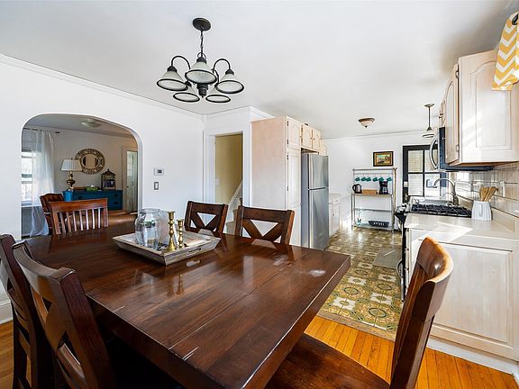 3rd image of 42 W Dorsey Ln
