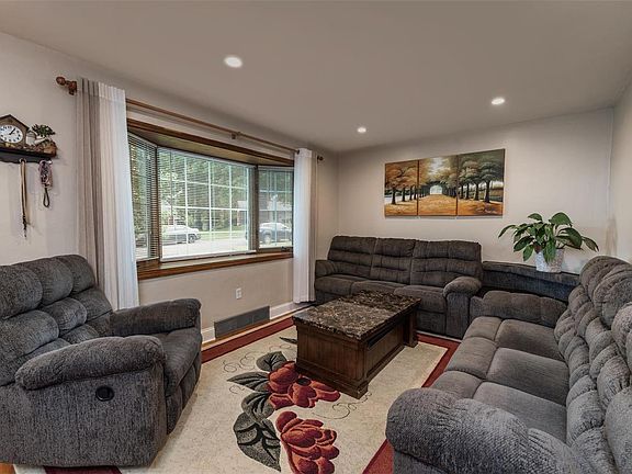 5th image of 501 Walworth Dr