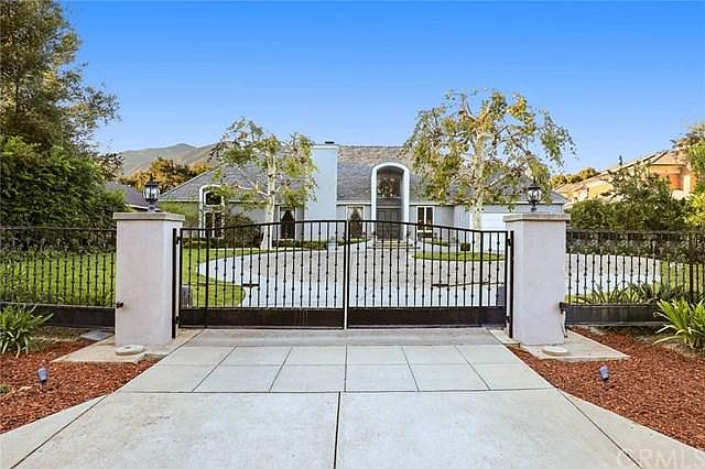1st image of 215 Hacienda Dr
