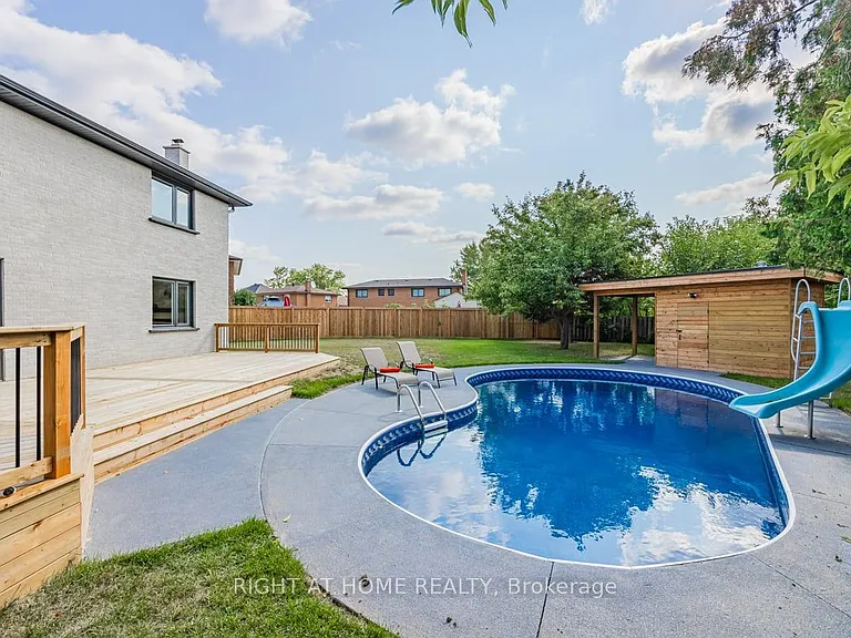 690 Hillman Cres — Photo 21