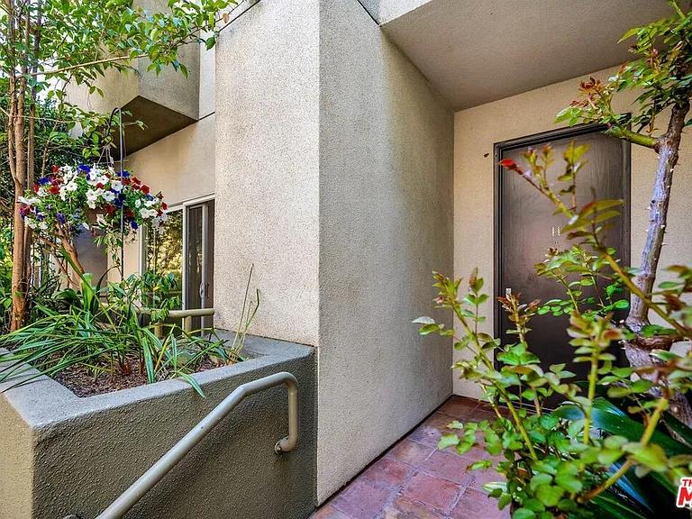 1735 Malcolm Ave #H — Photo 8