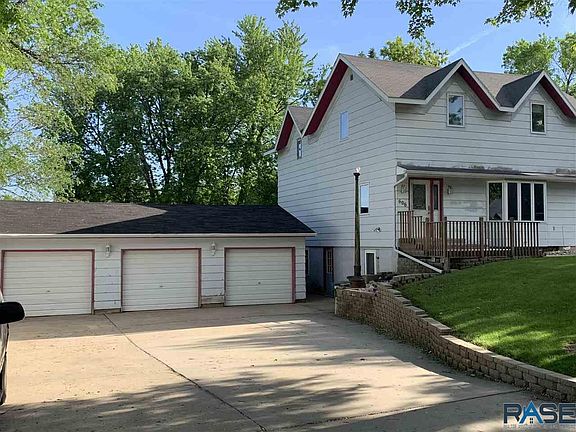 2nd image of 606 W Luverne St