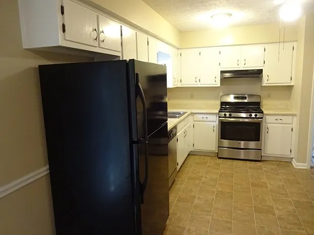3 bed, 2.0 bath, 1304 sqft, $2,095 — Photo 2
