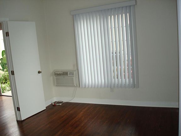 4th image of 4137 Monroe St