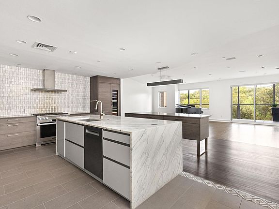 5th image of 901 W 9th St APT 107